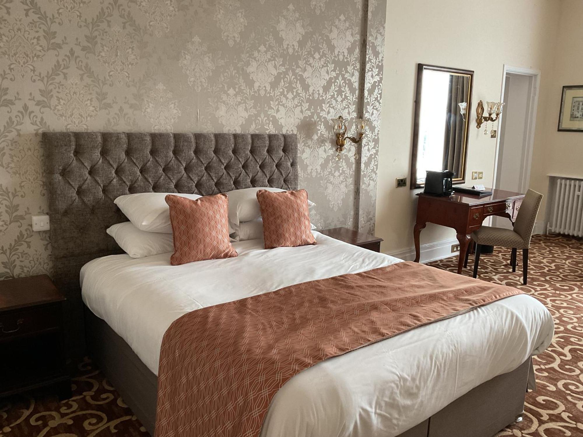 Отель Royal Bath & 4*