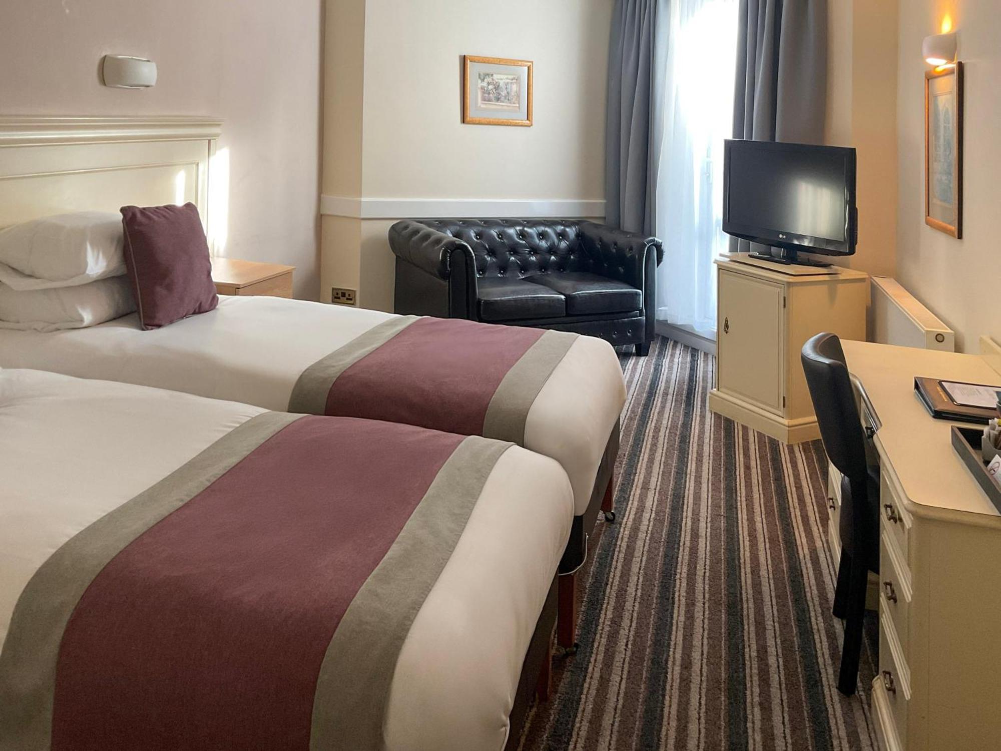 Отель Royal Bath & 4*