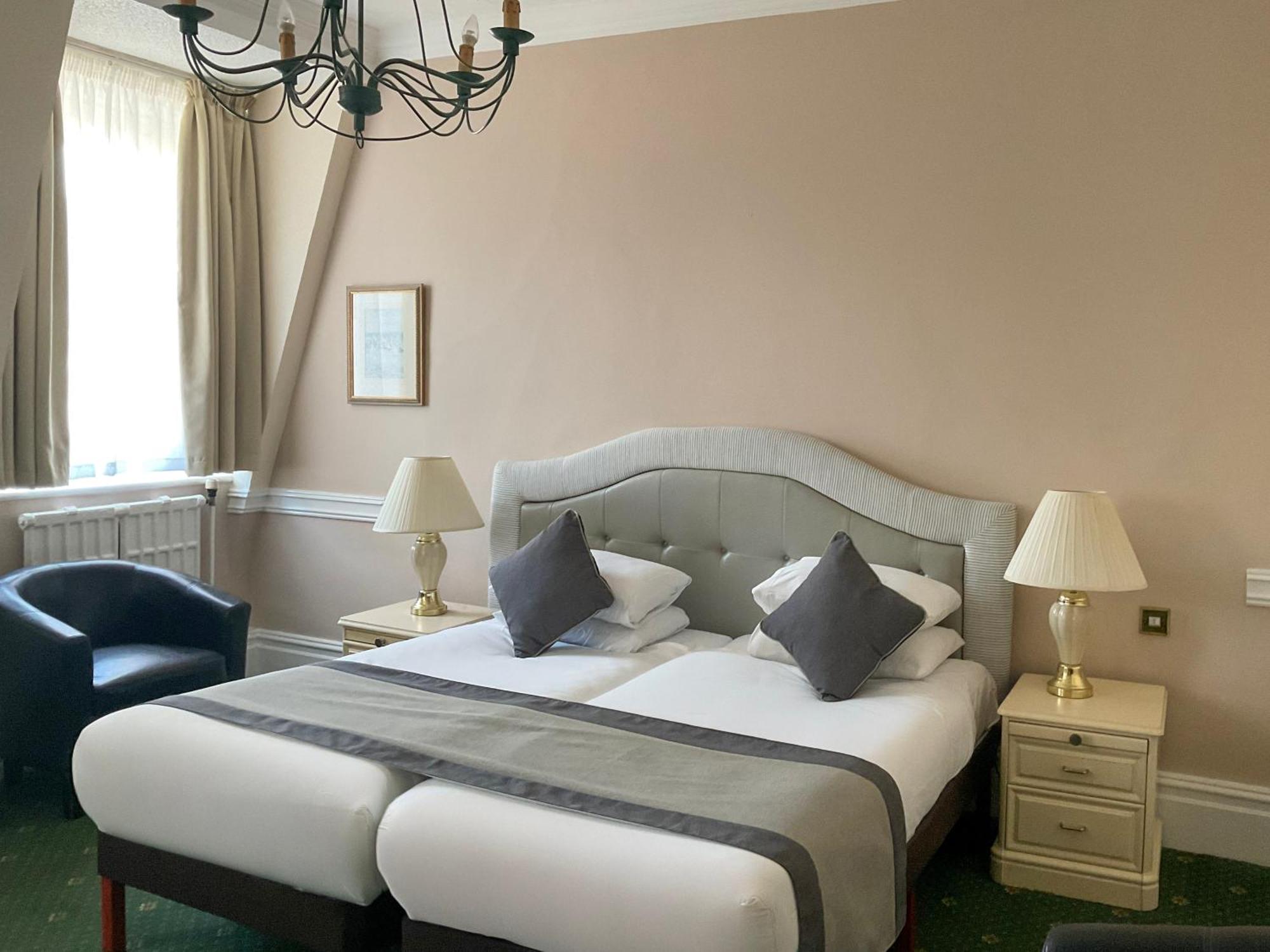 Отель Royal Bath & 4*